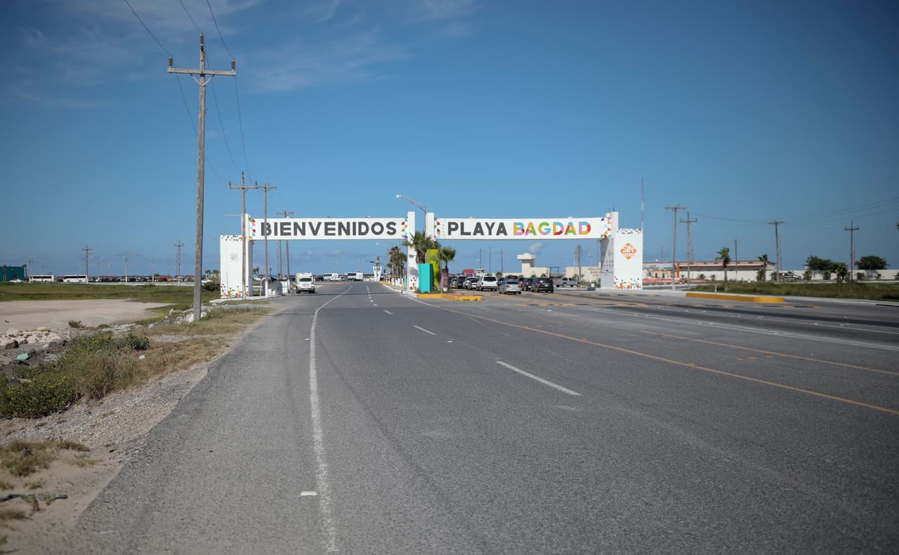 Un cartel da la bienvenida a quienes llegan a Playa Bagdad. Guadalupe Correa, de la Universidad George Mason, dijo que los carteles de la droga reparten el territorio basándose en distintos esquemas de corrupción. Ahora, el gobierno estatal dice estar colaborando con el federal y el estadounidense sobre todo en el intercambio de información.