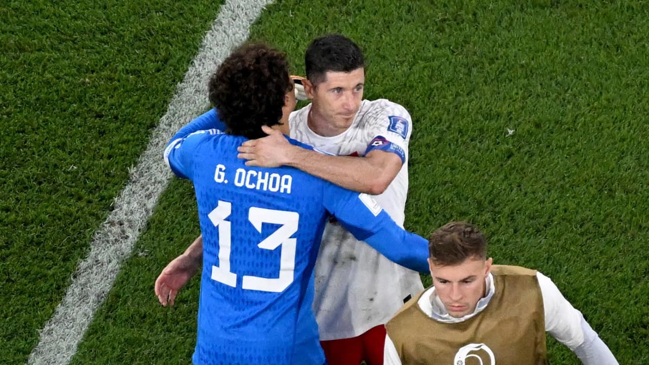 ¿Lewandowski, sin confianza? DT de Polonia opina tras fallar ante Ochoa