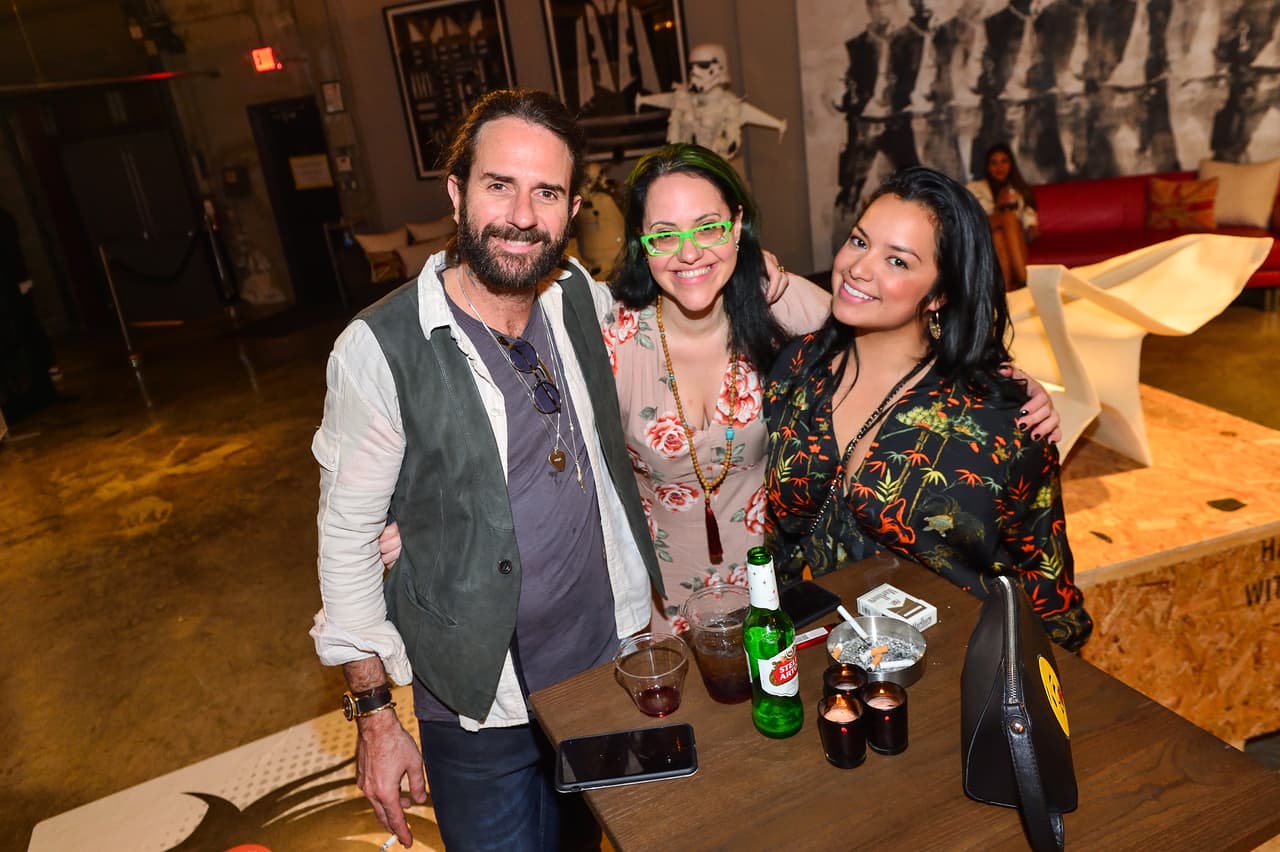 Ernesto Estrada de Space 52, Gabriela Rojas de Univision digital y la maquillista Fiorella Viloria.