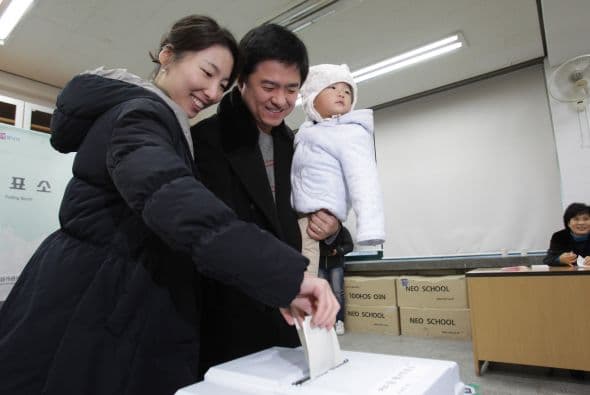 Los colegios electorales de Corea del Sur cerraron sus puertas tras doce horas de actividad en las que los electores han votado a su próximo presidente en sustitución del conservador Lee Myung-bak.