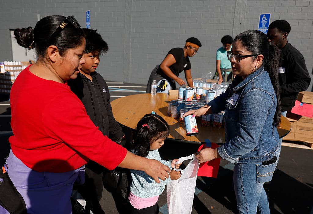 Las familias recibieron alimentos enlatados que podrían utilizar en fechas futuras.