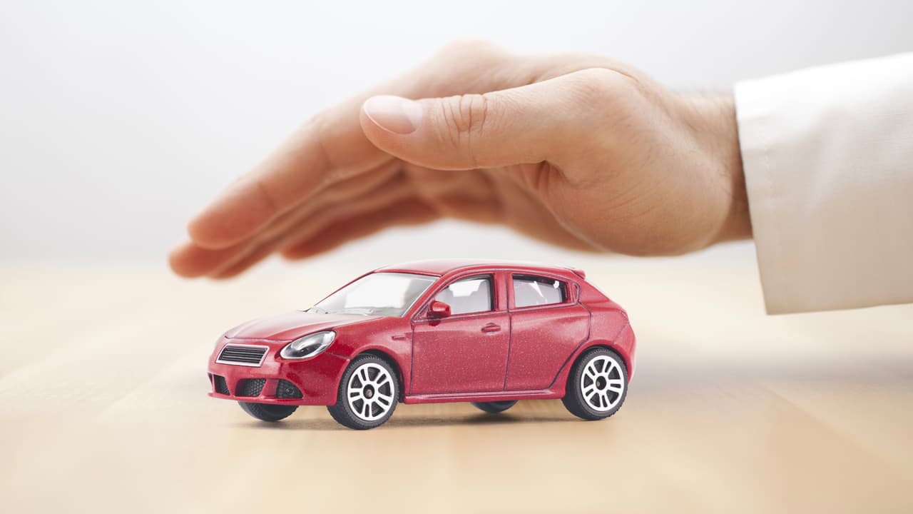 Comencemos por derribar el mito de que 
<b>el seguro de los auto rojos no es más caro</b>. Ese es un cuento sin ningún fundamento, sin embargo hay factores igual de sorprendentes que pueden afectar el costo de las pólizas de seguros automotrices. 
<br>
<br>Un 
<a href="https://www.thezebra.com/state-of-insurance/auto/2018/" target="_blank">estudio</a> realizado por 
<b>The Zebra</b>, una empresa de agtegación de seguros para vehículos , reveló las más recientes 
<b>tendencias y factores</b> que las aseguradoras toman en cuenta a la hora de determinar el precio de una póliza, que van mucho más allá de los factores del lugar de residencia del vehículo o el record de manejo de su conductor. Conócelos para que obtengas el máximo rendimiento por tu dinero.