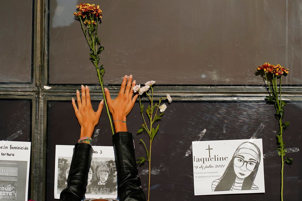 Este sábado, frente a la sede de la Fiscalía General de la República (FGR) en Ciudad de México, un grupo de mujeres se congregó para protestar y pedir justicia, poniendo fotos y flores de Debanhi y otras mujeres desaparecidas y asesinadas.