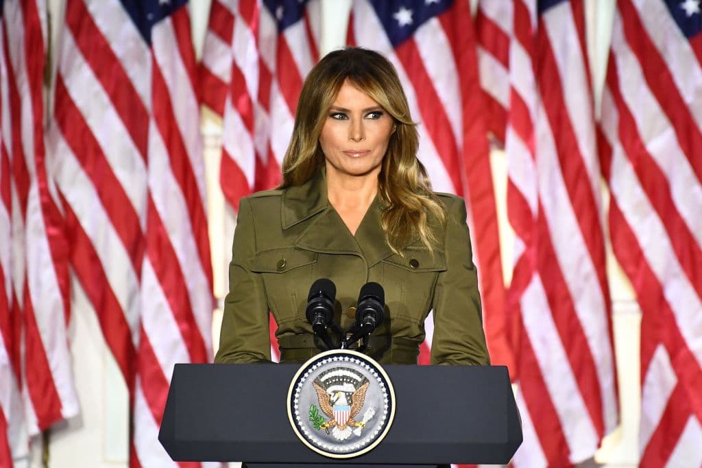 Melania Trump no ataca a Biden y el presidente mezcla labores del gobierno con su campaña en la Convención Republicana