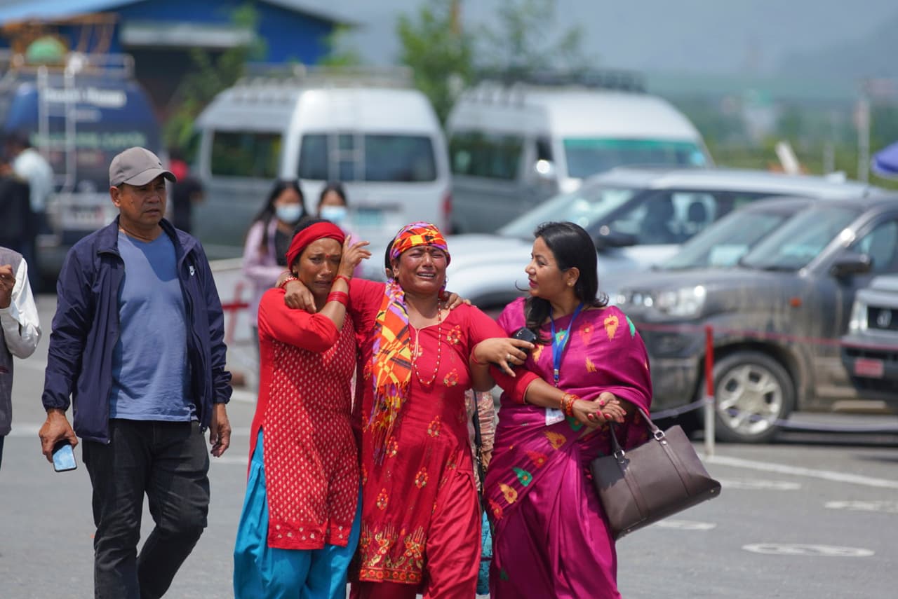 Tara reportó que tres miembros de la tripulación y algunos pasajeros eran de nacionalidad nepalí. Además, según medios locales, los nepalíes eran dos familias, una de cuatro miembros y la otra de siete. En el avión también había cuatro pasajeros de nacionalidad india y dos alemanes.