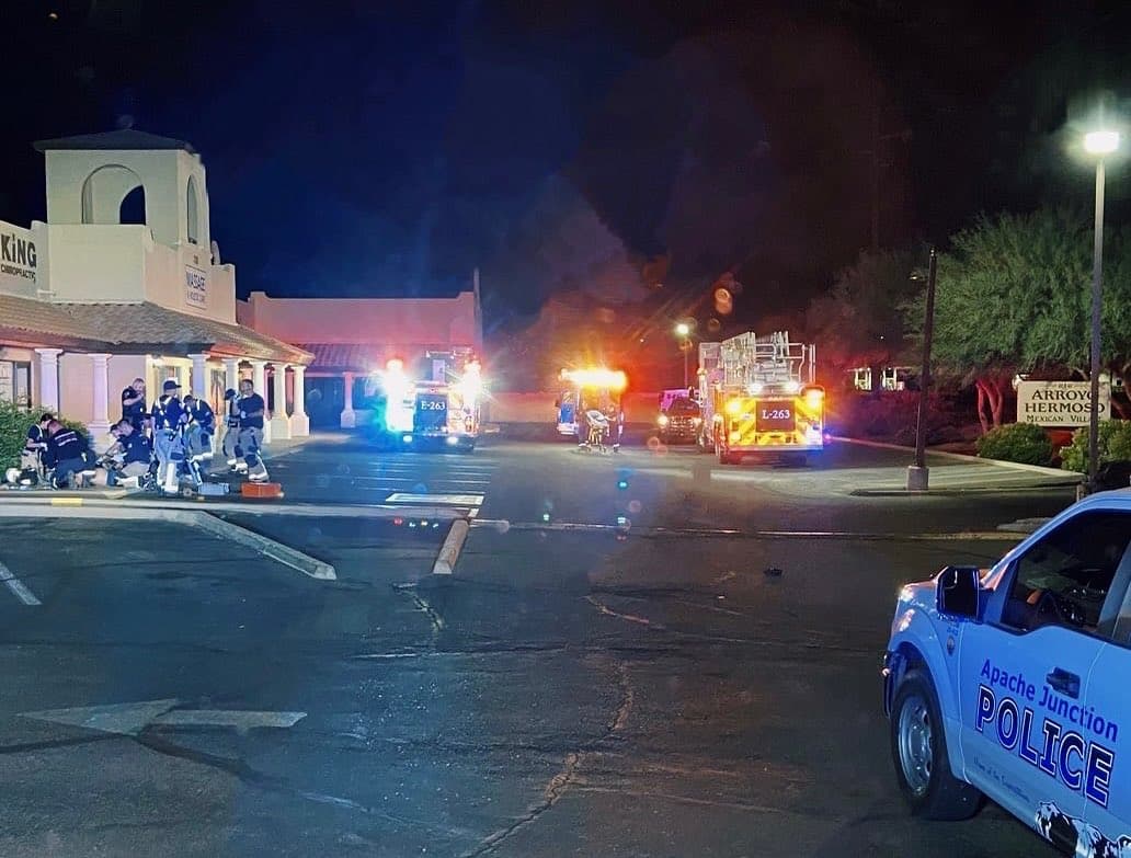 La policía de Apache Junction investiga apuñalamiento en un bar que dejó tres heridos y un detenido