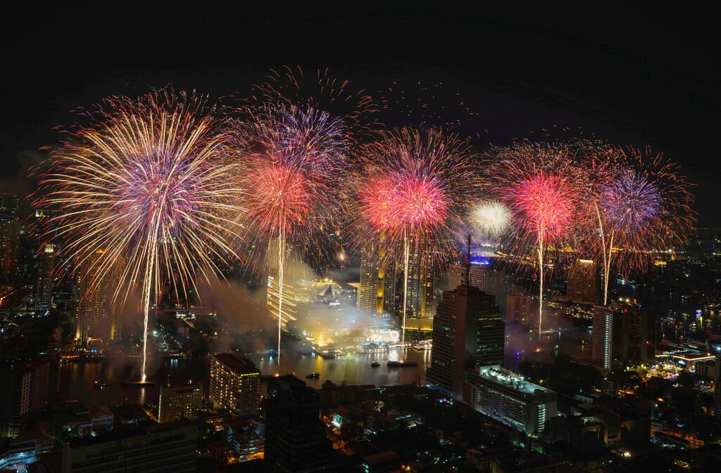 Espectaculares fuegos artificiales explotan sobre el río Chao Phraya durante las celebraciones de Año Nuevo en Bangkok, Tailandia, el domingo 1 de enero de 2023.