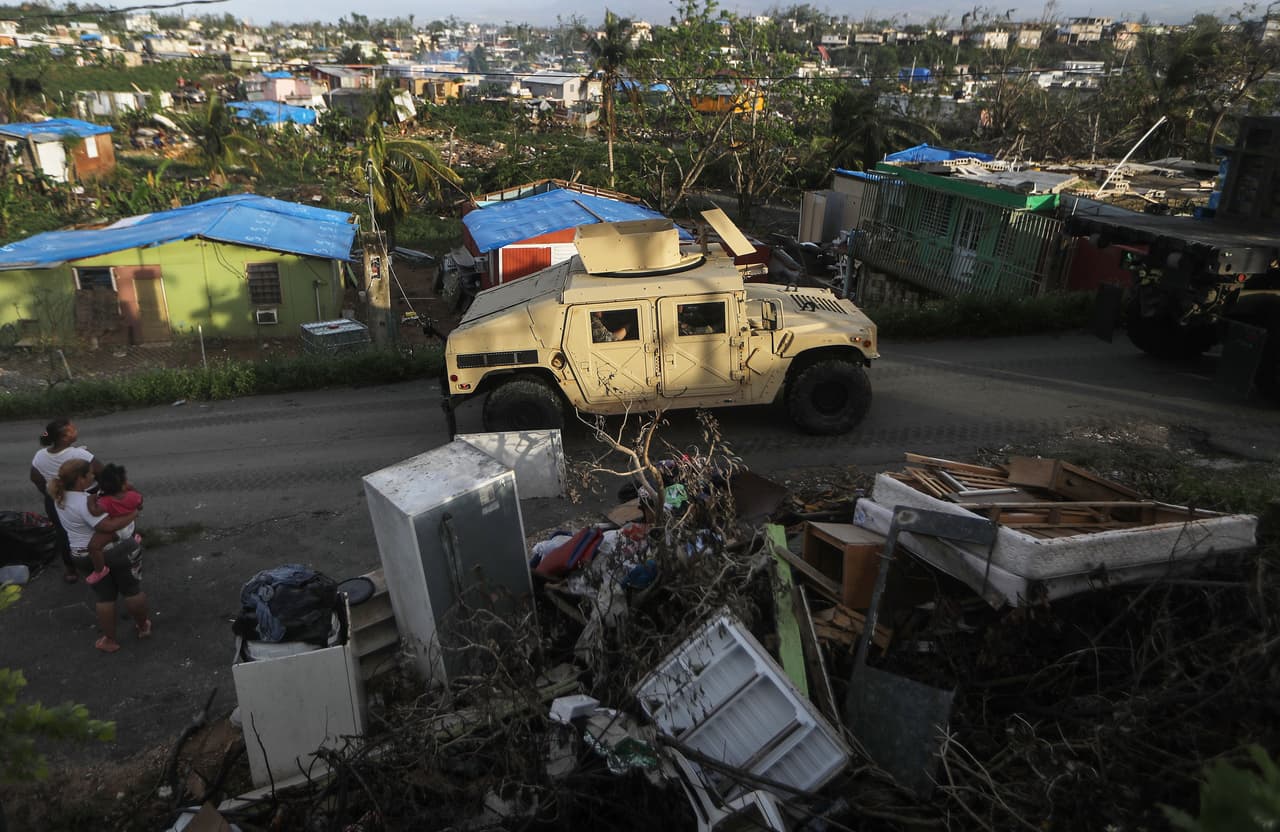 Soldados del ejército de EEUU dejan San Isidro, al noreste de Puerto Rico, luego de distribuir alimentos proporcionados por FEMA. 17 de octubre.