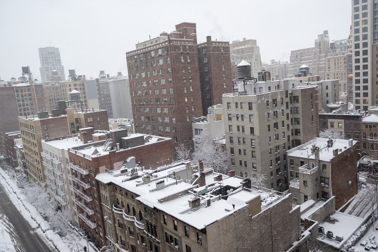 Los edificios cubiertos de nieve por la primera gran nevada de la temporada en Nueva York.
<br>
<br>Según los especialistas del Servicio Meteorológico Nacional, a las 8:00 AM hora local, ya habían caído 12 pulgadas de nieve en Hebron (30 centímetros), Connecticut, y 10 pulgadas en Burrillville, Rhode Island (25 centímetros).
<br>