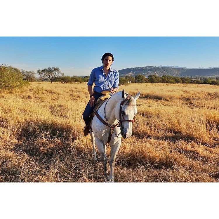 "Lo que siempre me ha dicho mi Tata (como le dice a su abuelo de cariño) es tener los pies en la tierra. Entregarse 100 por ciento al público, que al fin de cuentas es el que va a decidir si te va a ir bien o no. "Nunca descuidar a la familia porque esta carrera te consume mucho. Siempre tener enfocados tus objetivos y no desviarte con ninguna otra tontería", recordó el joven cantante.
<br>