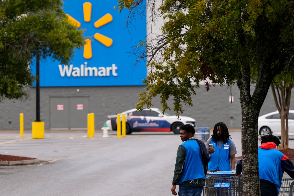 Temprano este jueves y con el apoyo de la policía de Valdosta, en Georgia, empleados de la cadena Walmart se aseguraron de eliminar posibles peligros del estacionamiento.