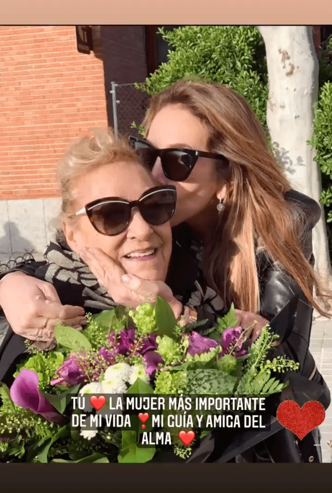 La mamá de Belinda publicó esta imagen de ella junto a doña Juana, a quien se refiere como su "guía y amiga del alma".