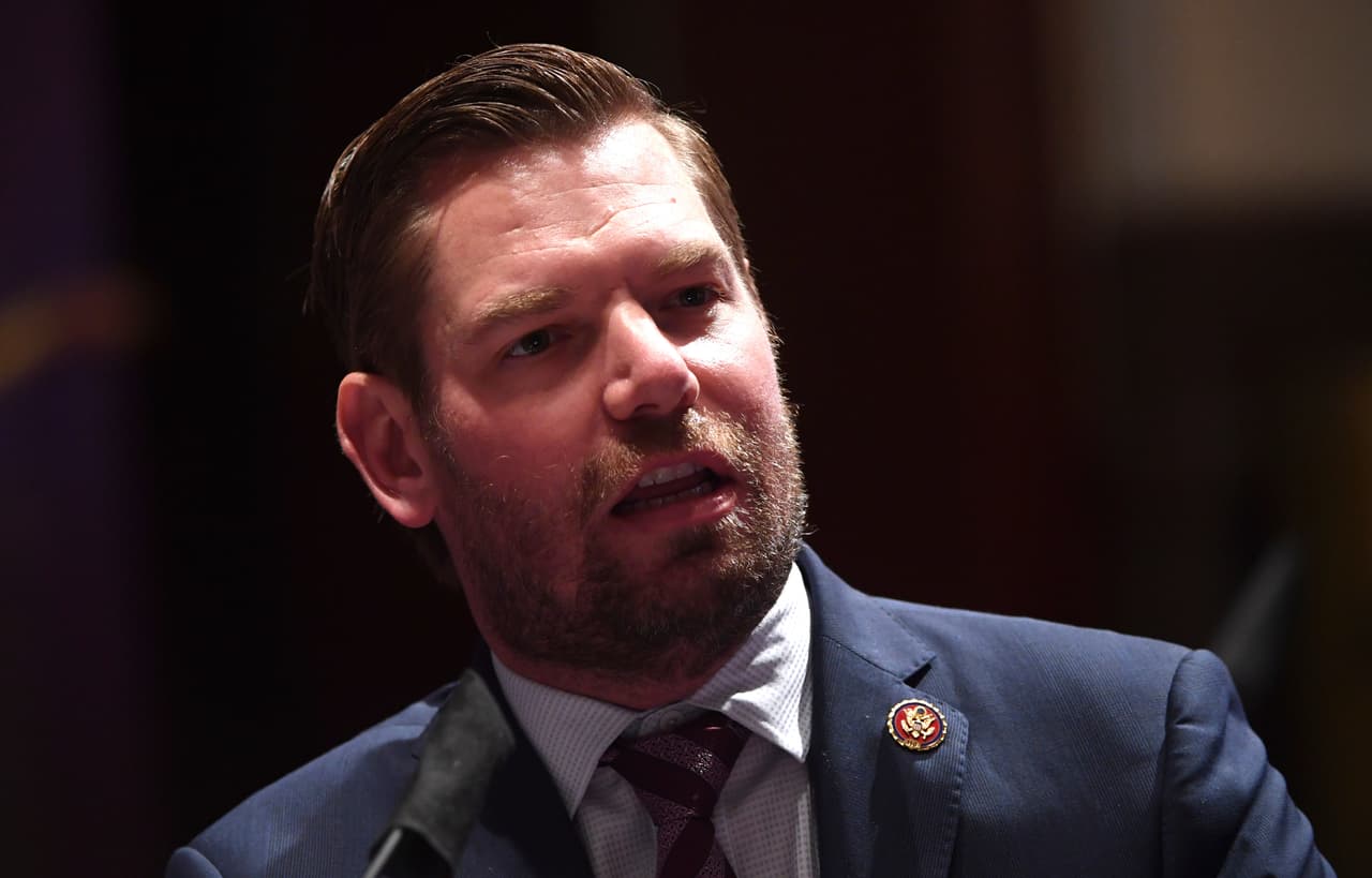 El 
<b>representante por California Eric Swalwell</b> forma parte de los comités de Inteligencia y Judicial de la Cámara Baja y estuvo involucrado en las investigaciones del Congreso sobre 
<a href="https://www.univision.com/temas/rusiagate">los posibles vínculos de Trump con Rusia</a>. Swalwell, de 40 años y exfiscal, se postuló como aspirante presidencial en las últimas primarias demócratas, aunque su candidatura fue breve.