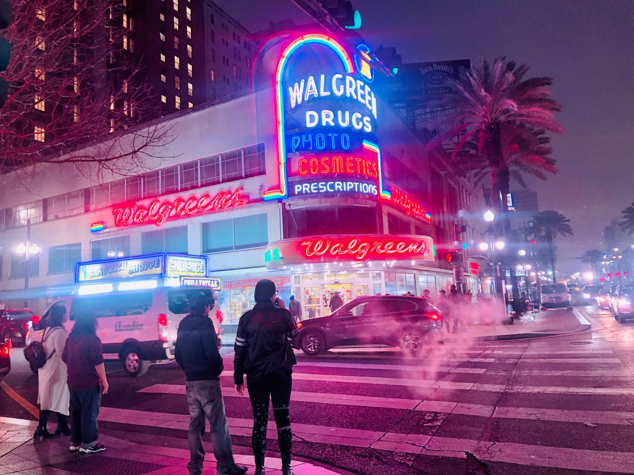 <b>Walgreens.</b>
<br>
<br>Para los que están estudiando para ser farmacéutas, Walgreens ofrece pasantías de verano que pagan entre 14 y 25.50 dólares la hora. 
<br>
<br>También buscan asociados de servicio al cliente, especialistas en fotografía y asistentes de gerente de tienda.
<br>