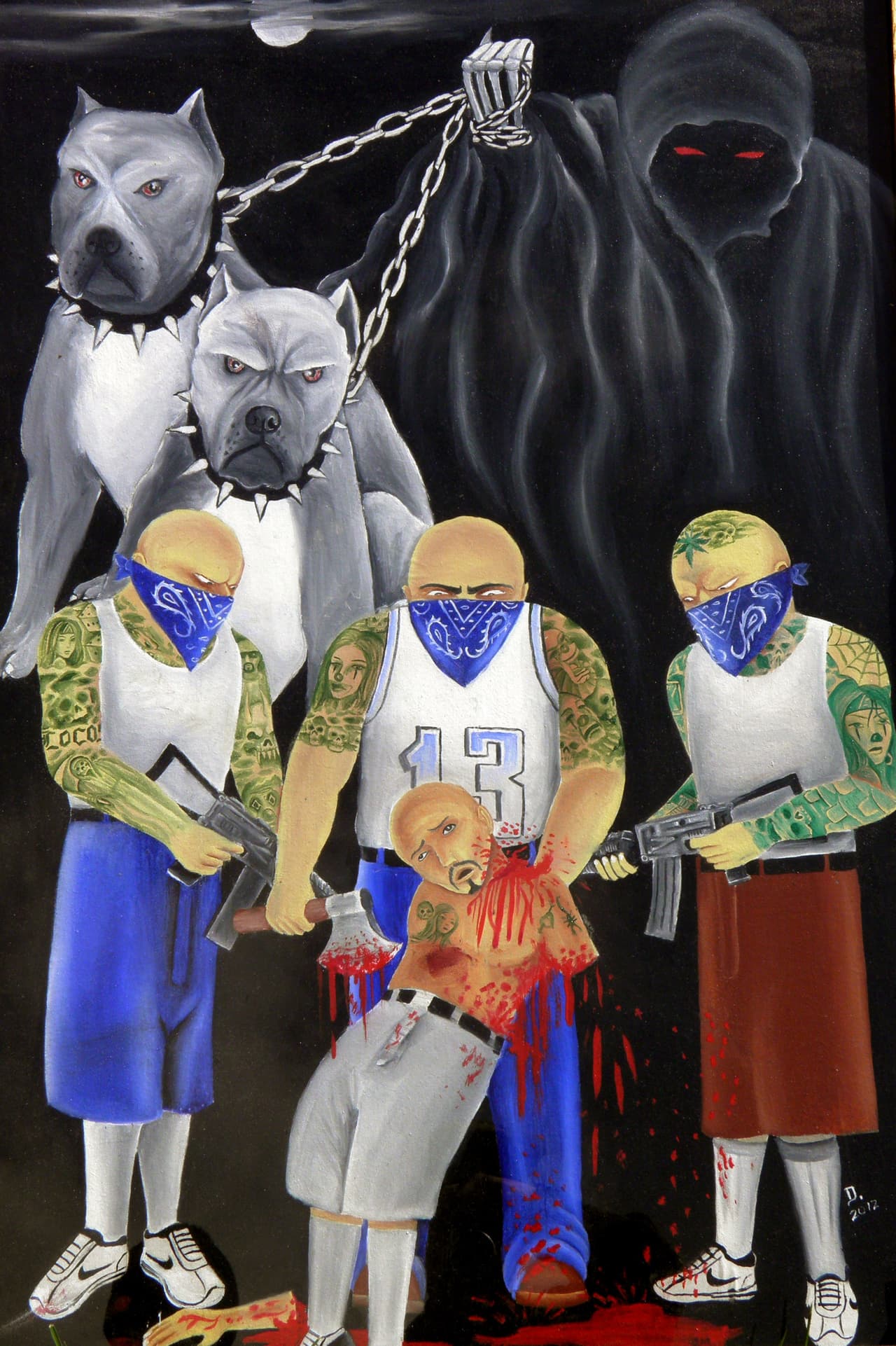 Según el portal Insight crime, más de 20.000 criminales regresaron a Centroamérica entre 2000 y 2004. Con el paso del tiempo estos grupos se convirtieron en estructuras de delincuencia organizada transnacional con fuerza en Honduras, El Salvador y Guatemala, nexos en México y presencia en al menos 35 estados de EEUU. 
<a href="http://www.univision.com/noticias/actividad-de-pandillas/pelea-entre-maras-y-reclusos-deja-al-menos-17-muertos-en-carcel-de-guatemala">Este artículo de Univision Noticias reseña una pelea de pandilleros que dejó 17 muertos en una cárcel de Guatemala</a>. La fotografía es una reproducción de un mural con los elementos que identifican a la ‘Mara Salvatrucha’, encontrado en Tegucigalpa, Honduras en 2014.
<br>