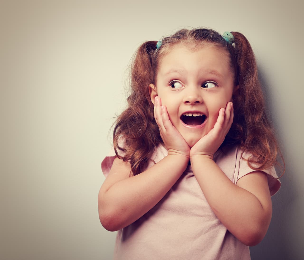 Como padres debemos tener en cuenta que nuestros hijos son como esponjas, capaces de imitarnos en todo lo que hacemos. Por eso debemos tener cuidado no sólo con lo que decimos, ¡también en lo que hacemos!
<br>