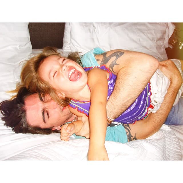 El cantante nos presume sus ratos de diversión con cada uno de sus hijos.