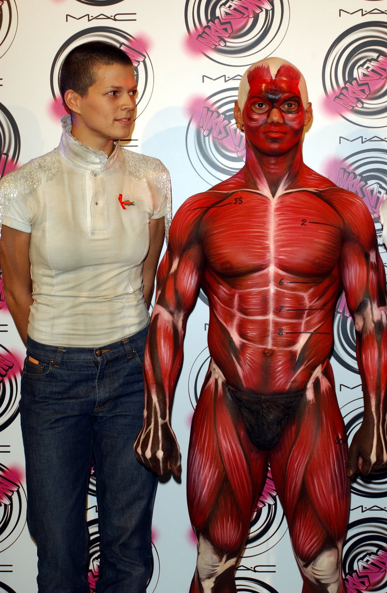 En diciembre de 2002, participó en un evento contra el Sida, diseñando la pintura que cubre al modelo que aquí la acompaña.