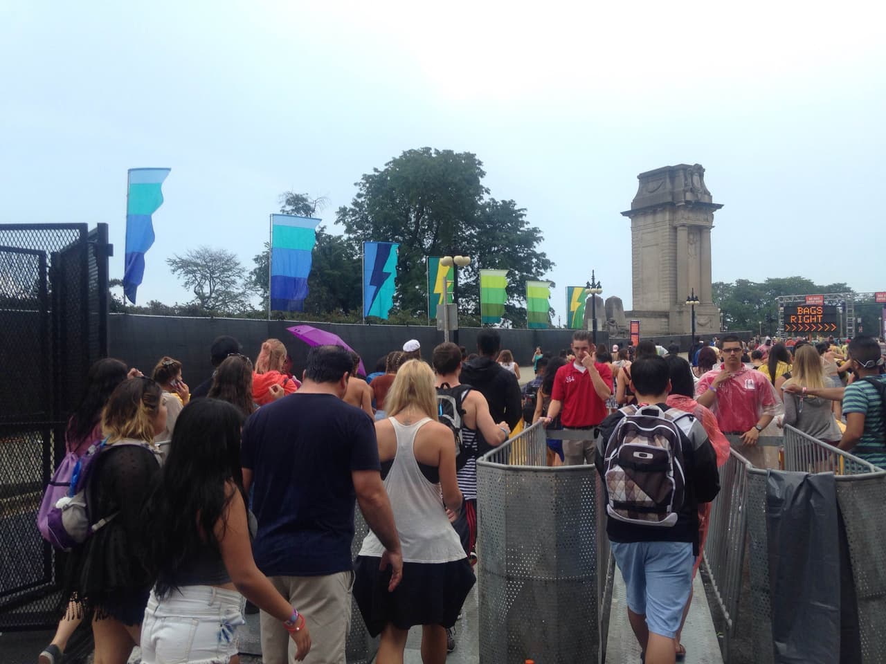Ni la lluvia detuvo a los asistentes a Lollapalooza 2016 que arrancó su primer día en el Grant Park.