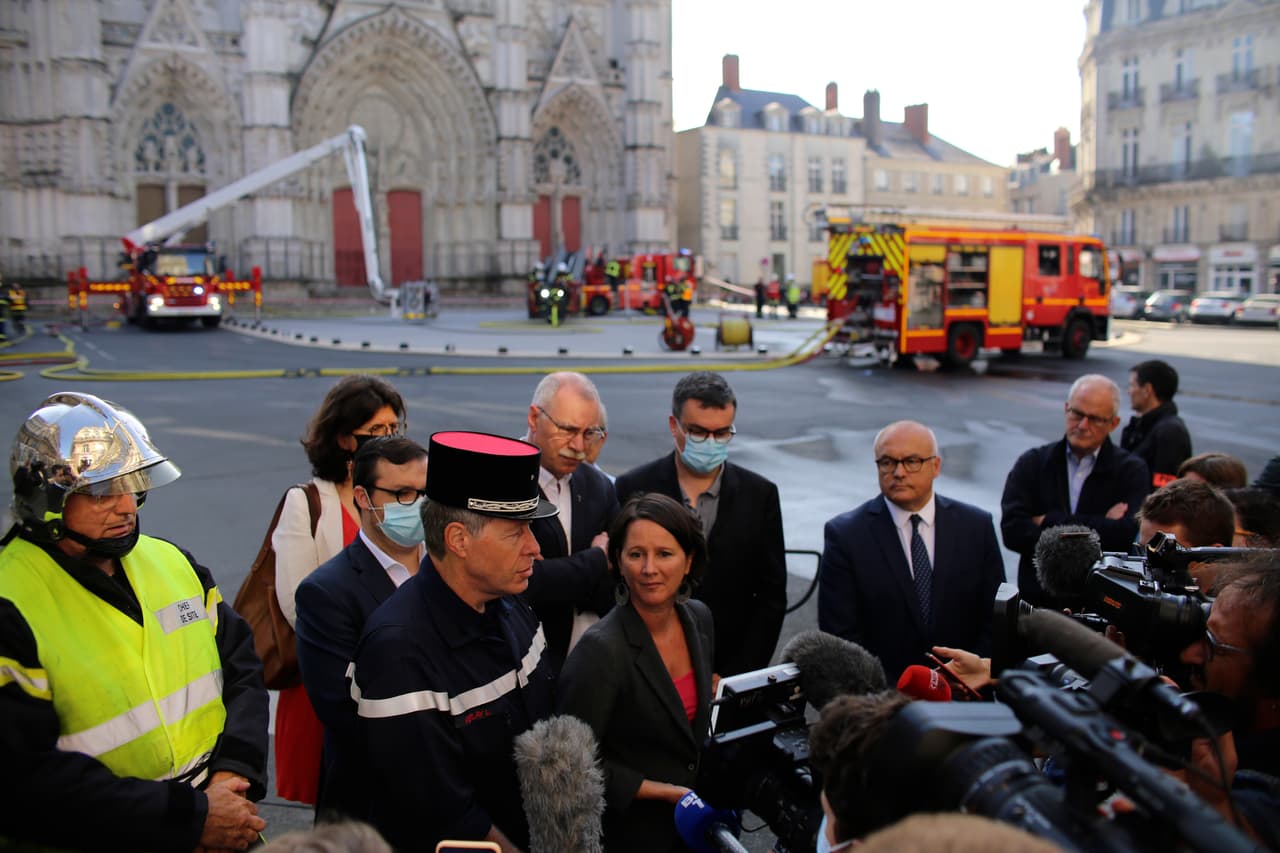"Se han observado "tres puntos de fuego distintos" indicó a la AFP el fiscal de Nantes, Pierre Sennès. "Se abrió una investigación por incendio provocado. Aún hay muchas investigaciones por realizar antes de sacar ningún tipo de conclusión", precisó.