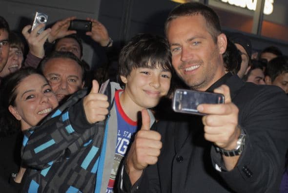 En paralelo a su carrera como actor Walker fundó la organización
<b> '<a href="https://www.roww.org/press.php">Charity Reach Out Worldwide'</a>, </b>dedicada a enviar ayuda a zonas afectadas por desastres naturales. Tras el fallecimiento del actor la fundación recibió numerosas donaciones y su hermano Cody Walker se unió a la organización en el 2014.