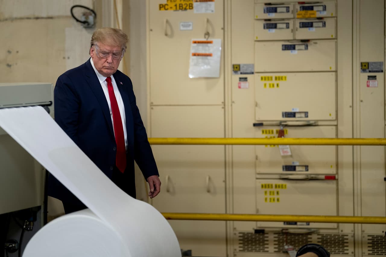 El presidente Donald Trump llegó este martes a Phoenix para visitar la planta Honeywell, una empresa multinacional dedicada a la construcción de motores para aviones que dio un giro a su producción para elaborar máscaras N-95 que necesita el personal médico y de primera línea en medio de la pandemia del coronavirus.