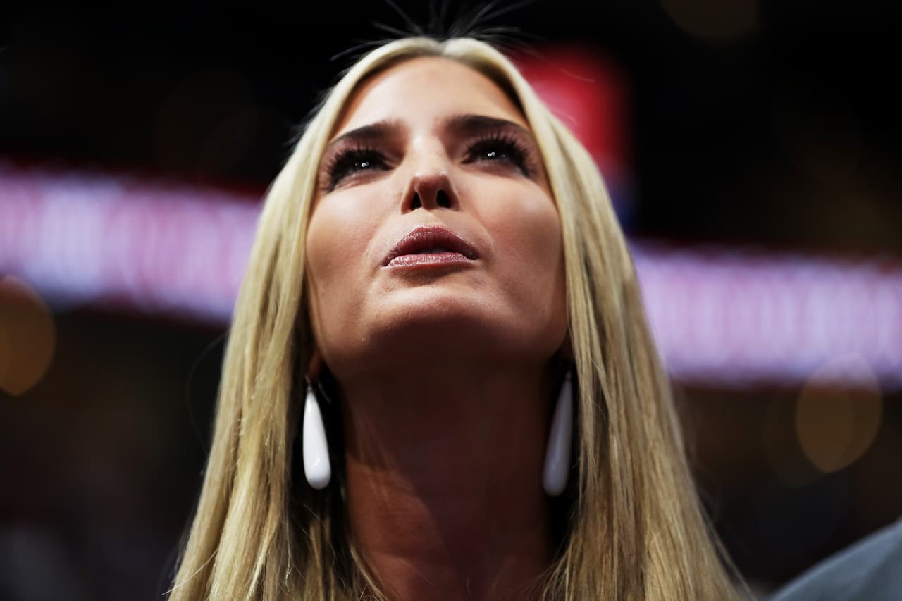 Ivanka Trump, una de las figuras más destacadas de la campaña de Trump, escucha con atención las votaciones de los delegados