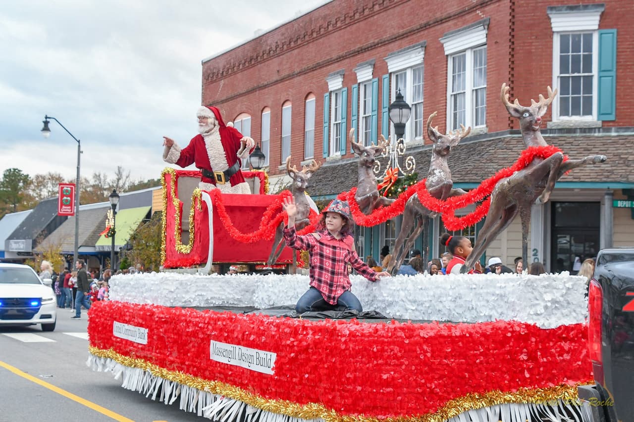 <b>Evento</b>: Fuquay-Varina Christmas Parade
<br>
<b>Fecha</b>: 3 de diciembre
<br>
<b>Lugar</b>: 134 N. Main St. Fuquay-Varina, NC
<br>
<b>Sitio web</b>: 
<a href="https://fuquay-varina.com/christmas-parade-2/">https://fuquay-varina.com/christmas-parade-2/</a> 
<br>
<br>El Desfile de Navidad de Fuquay-Varina presenta bandas de música, a Papá Noel, carrozas decoradas y más para los asistentes.