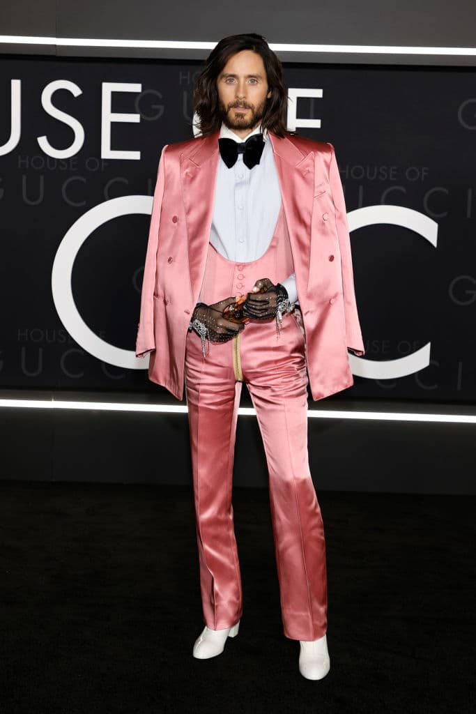 <b>Jared Leto</b>
<br>El líder de 30 second to Mars se caracteriza por 
<a href="https://www.univision.com/estilo-de-vida/moda/jared-leto-se-convirtio-en-el-jinete-sin-cabeza-de-los-met-gala">su extravagante sentido de la moda</a> que fluye entre los conceptos de masculino y femenino a la vez.