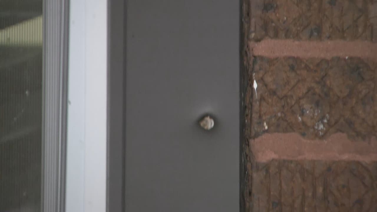 Fueron tres personas las que se bajaron del carro y comenzaron a balear la casa, según autoridades.