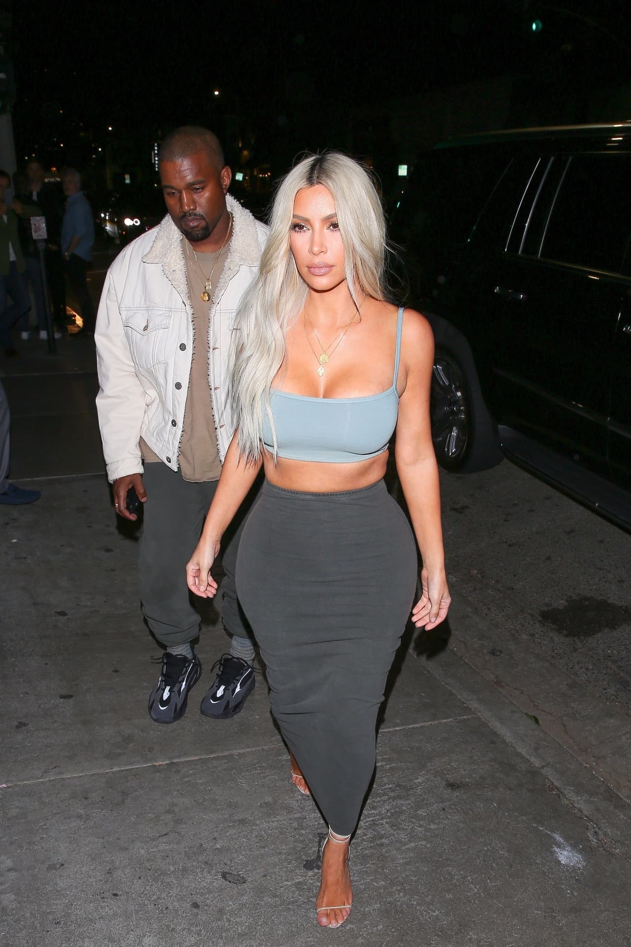 Como de 
<a href="https://www.univision.com/entretenimiento/parecen-clones-kim-kardashian-y-kylie-jenner-modelan-casualmente-sus-atuendos-yeezy-fotos">costumbre</a>, la estrella y empresaria 
<a href="https://www.univision.com/temas/kim-kardashian"><b>Kim Kardashian</b></a> se convirtió en modelo de '
<a href="https://yeezysupply.com/collections/women">Yeezy</a>', la línea de ropa de su esposo, el rapero 
<a href="https://www.univision.com/personas-kanye-west"><b>Kanye West</b></a>.