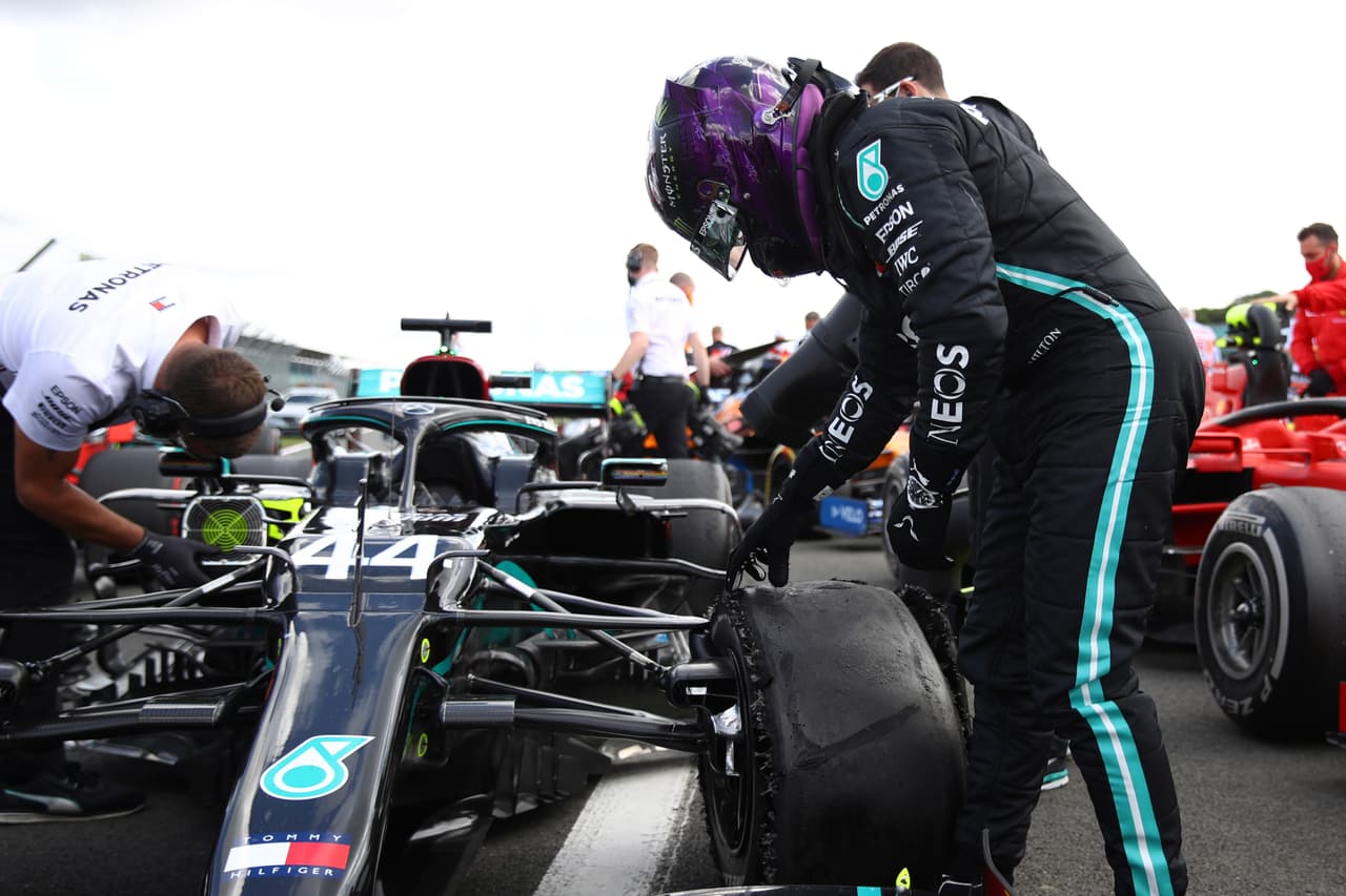 Lewis Hamilton consiguió el primer sitio en el Circuito de Silverstone. Verstappen y Leclerc completaron el podio. Ricciardo y Norris llegaron en cuarto y quito, respectivamente. Stroll, compañero de Checo Pérez, terminó en el noveno puesto. El próximo fin de semana se correrá la carrera del septuagésimo aniversario.