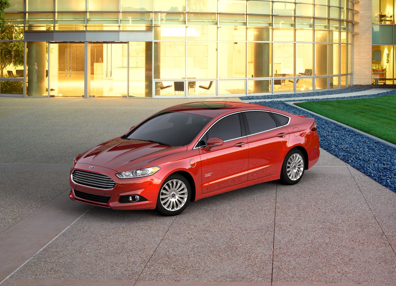 15. Ford Fusion: Presentada en 2013, la segunda generación del Ford Fusion sufrió una merma de -17% en sus ventas con 20,730 unidades vendidas en abril de 2016. Una extensa renovación para 2017 deberá revitalizar las ventas del sedán mediano de Ford.