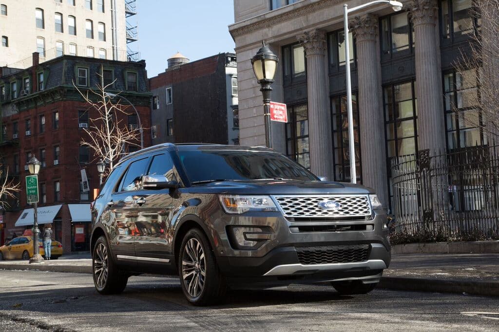 12. Ford Explorer: Renovada para el 2016, la popular SUV de Ford consiguió ganar los favores de 23,546 compradores, lo que la convirtió en la SUV mediana más popular de los Estados Unidos.