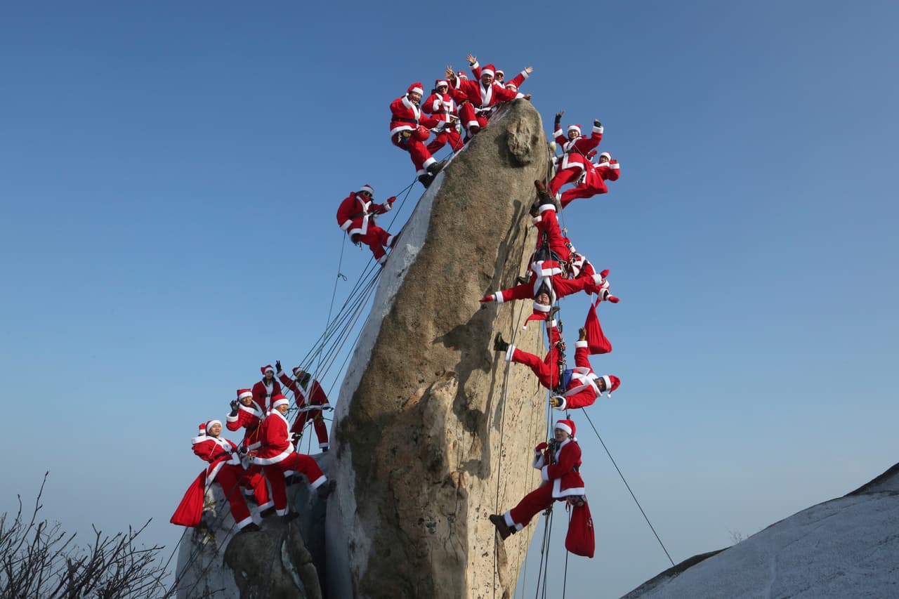 Un grupo de alpinistas vestidos de Santa participan en un evento de caridad en la montaña Buckhan, Corea del Sur. 22 de diciembre de 2019.
<br>