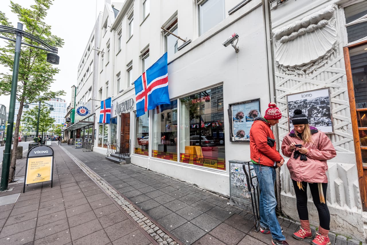 <b>Puesto 16: Islandia. </b>Tiene la segunda mejor democracia del mundo según el índice de
<a href="https://www.eiu.com/topic/democracy-index"><u>The Economist</u></a> y posee el puntaje más alto del índice de aceptación de migrantes de
<a href="https://news.gallup.com/poll/216377/new-index-shows-least-accepting-countries-migrants.aspx"><u>Gallup</u></a>. Sin embargo, este país es más frío que muchos de los otros de la lista (37.8 grados fahrenheit en 2016). Ofrece permisos de residencia indefinidos, para atletas o por motivos humanitarios.
<br>