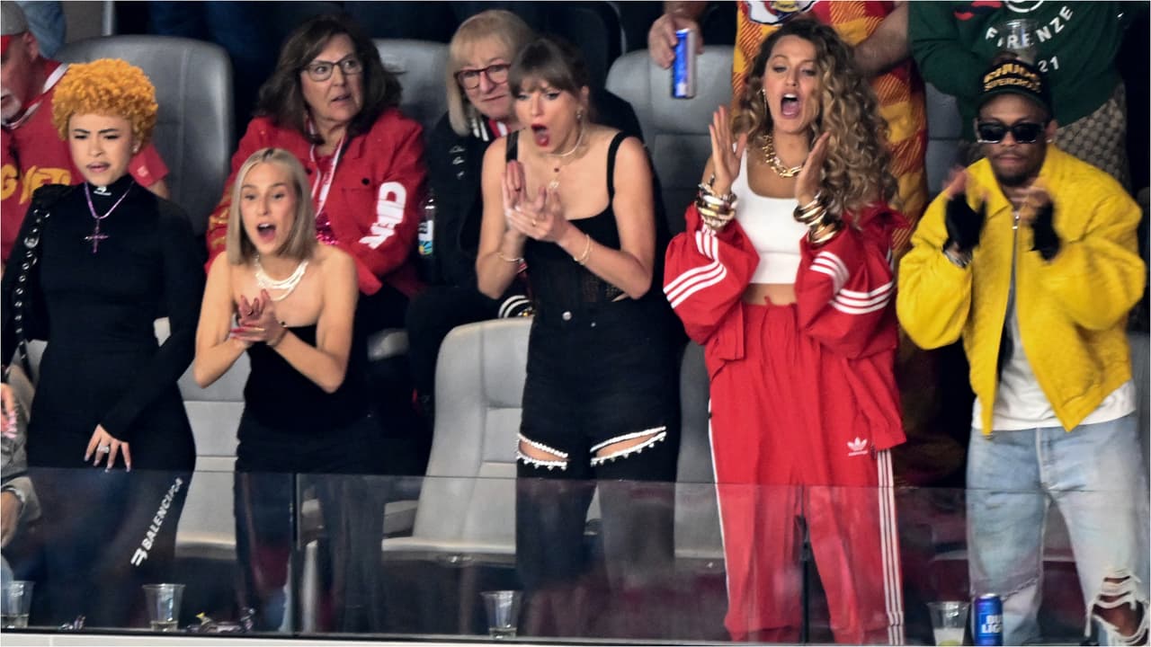 Taylor Swift se acompañó de la actriz Blake Lively y la rapera Ice Spice.