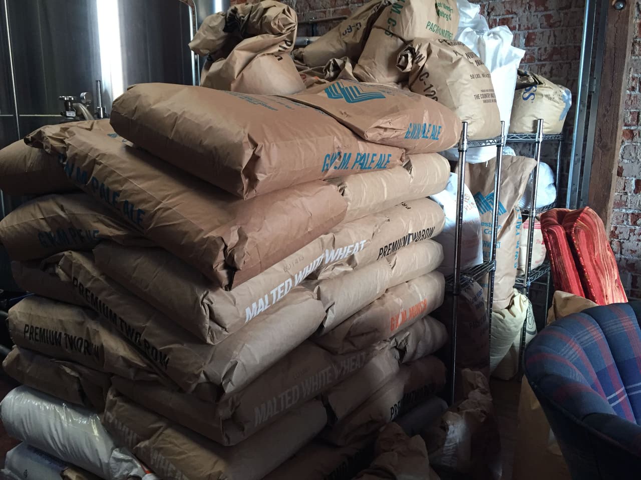 Los bultos de los diferentes granos están a la vista de los clientes del lugar.