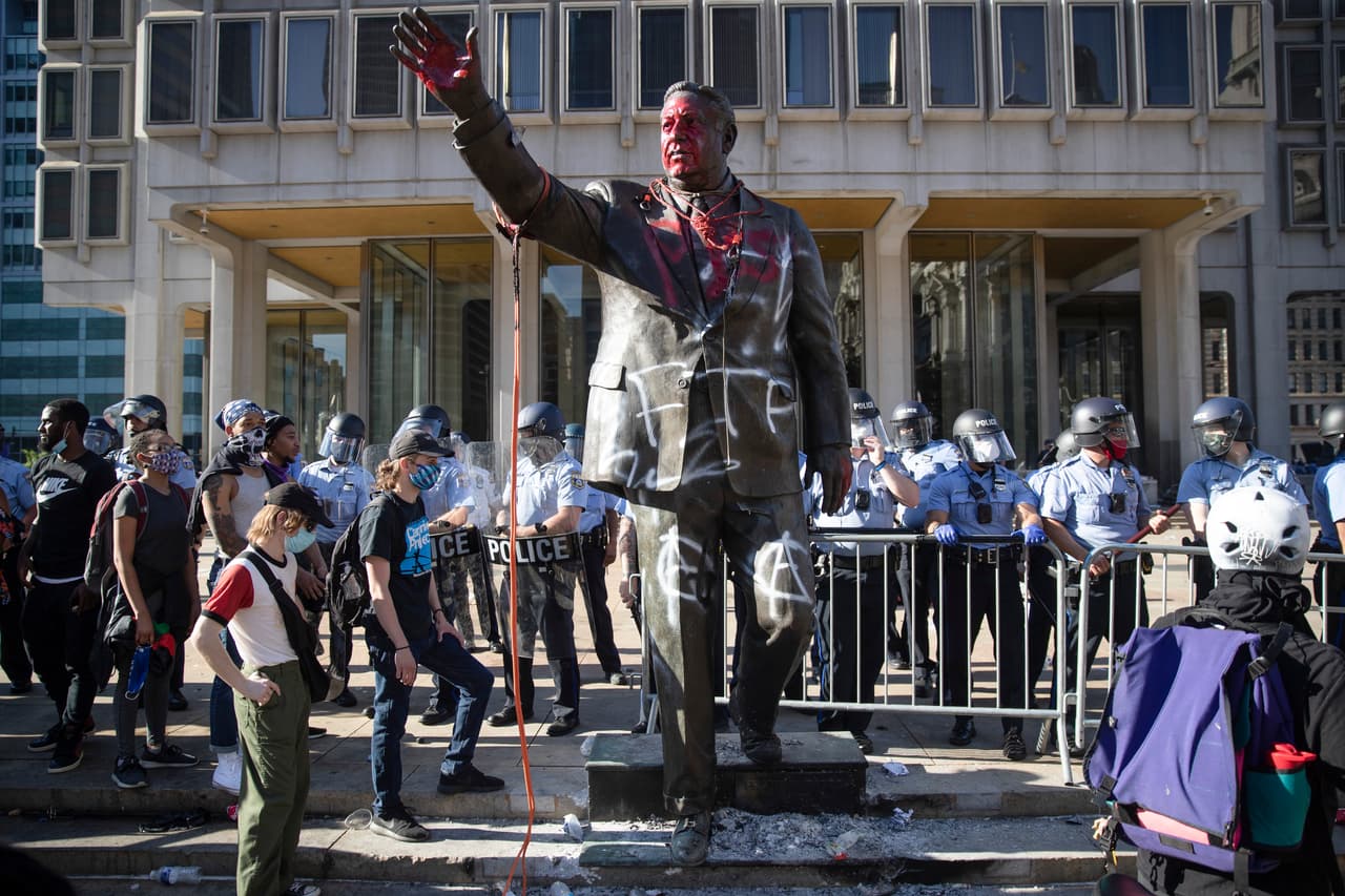 En Filadelfia, la estatua con la figura del republicano Frank Rizzo, quien fue comisionado de la policía y alcalde de la ciudad fue vandalizada durante las protestas. 
<br>