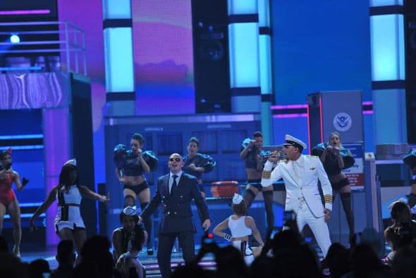 Recordemos cuando apareció sobre el escenario de Premio Lo Nuestro junto a Chris Brown para cantar 'International Love'.