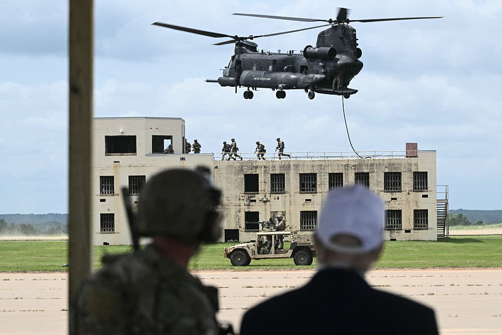 Trump se refirió a la ciudad de Los Ángeles, la segunda más poblada de Estados Unidos, como "un montón de basura", antes de concluir con una promesa. "Liberaremos Los Ángeles y será libre, limpio y seguro nuevamente", declaró, ignorando por completo las expresiones del
<b><a href="https://www.univision.com/local/los-angeles-kmex/rechazan-solicitud-newsom-frenar-despliegue-militar-trump-los-angeles" target="_blank">gobernador de California, Gavin Newsom</a></b>, y de
<b>la alcaldesa Karen Bass</b>, quienes han insistido en que el despliegue militar no era necesario.