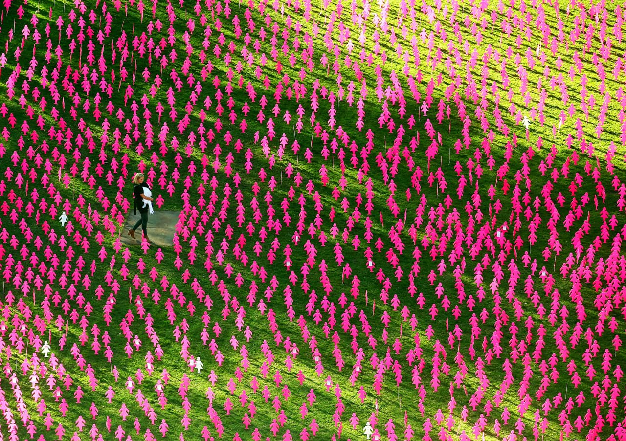 En Melbourne, Australia, una campaña contra el cáncer de seno sembró siluetas de papel por cada mujer diagnósticada con la enfermedad durante 2016. El hecho ocurrió el 15 de mayo de 2006.