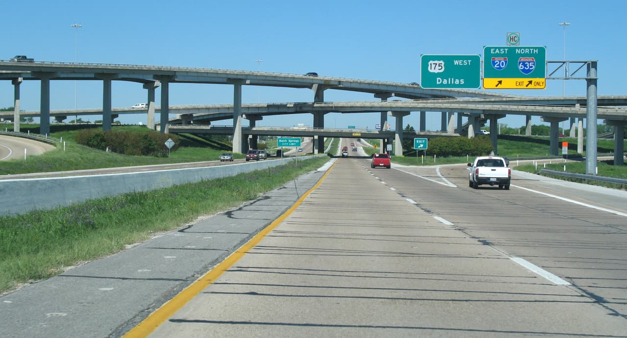 Según la lista del 
<b><a href="https://www.teletracnavman.com/resources/resource-library/infographics/most-dangerous-roads-in-america-infographic" target="_blank">reporte de Teletrac</a></b>, las autopistas 175, 35 y 20 que cruzan la ciudad de Dallas también son de las más peligrosas.