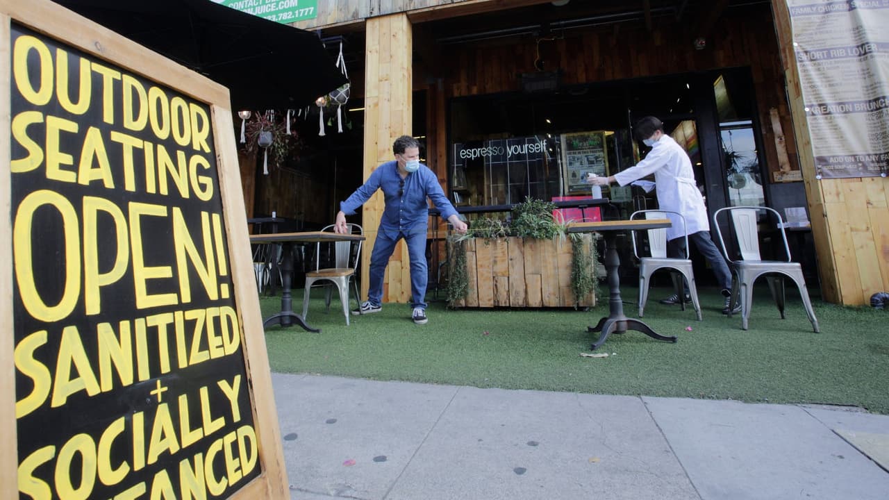 Los Ángeles:
<br>Una razón por la cual el Condado de Los Ángeles tiene casi la mitad de los casos de COVID-19 del estado es por su gran población y el hecho de que está haciendo muchas pruebas. Aun así, se le pide al condado que vigile de cerca las tasas de positividad como un indicador de que la transmisión comunitaria está en aumento. También están evaluando a cada residente y miembro del personal en los 235 centros de enfermería especializada del condado.
<br>