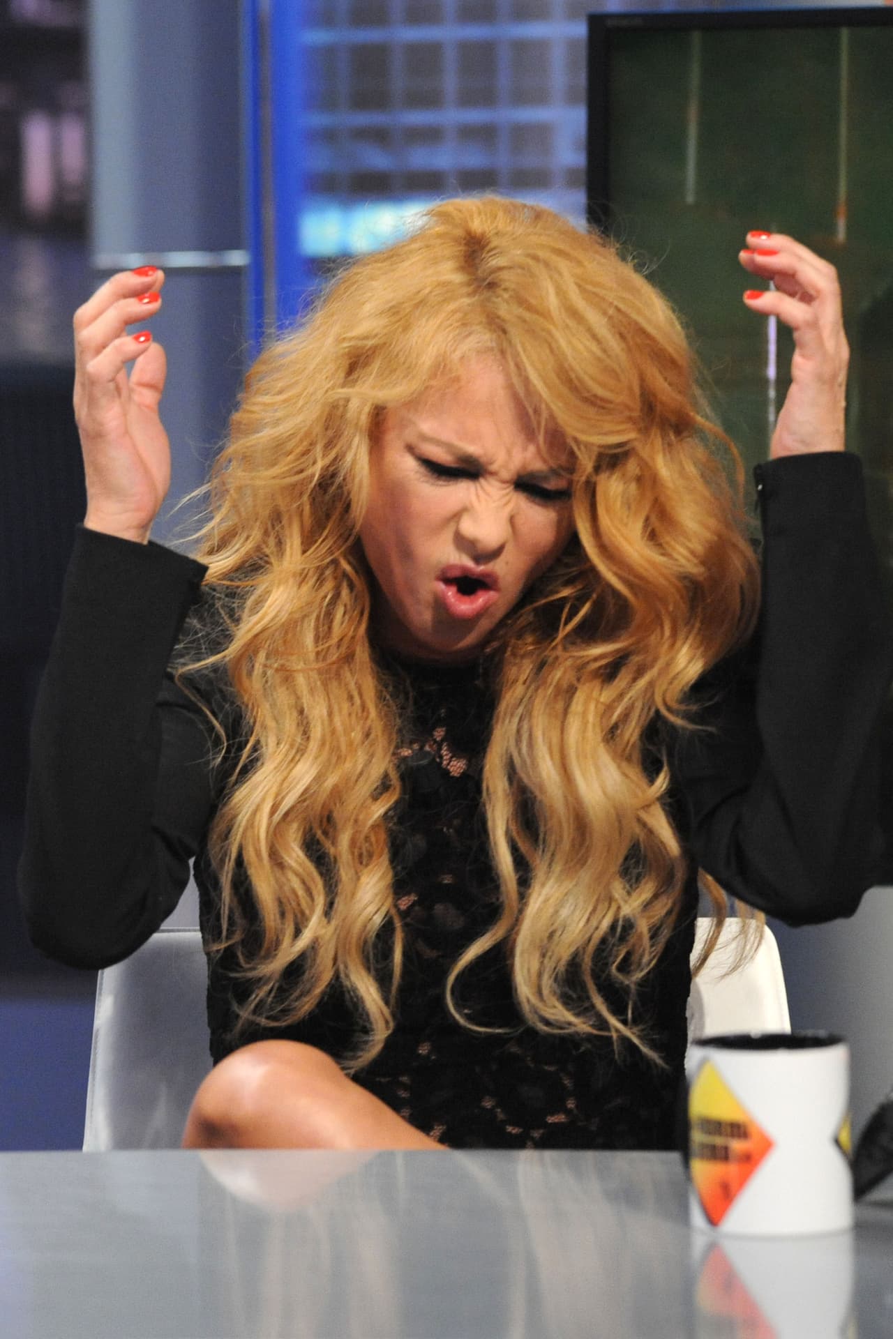 Al final de todo, en 2013 llegaron a un acuerdo y por increíble que parezca ¡ella le tiene que dar pensión alimenticia a él! Ahora Paulina le deposita al mes la cantidad de $6,750 dólares, según la revista People en Español.