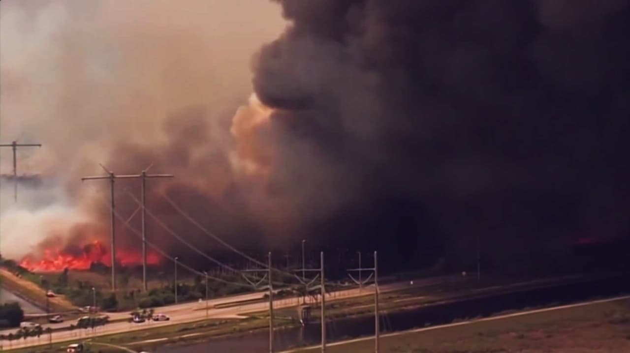 Incendios de maleza consumen más de 13,000 acres en Miami-Dade: cierran varias avenidas