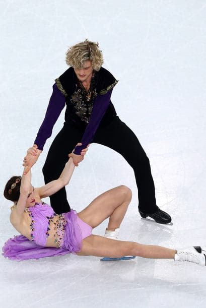 Meryl Davis y Charlie White se han proclamado hoy campeones olímpicos de danza de patinaje artístico en Sochi 2014, una vez disputado el programa libre en el que mantuvieron el liderato que el domingo alcanzaron en el corto. Davis y White, primera pareja de EEUU en ganar un Mundial y que llegaron a Sochi como subcampeones olímpicos, se impusieron en el Palacio Iceberg con 195,52 puntos y un programa largo con música de 'Sherezade", de Nikolai Rimski-Korsakov. Superaron a los defensores del título, los canadienses Tessa Virtue y Scott Moir, que se colgaron la plata con 190,99. El bronce ha sido para la pareja rusa integrada por Elena Ilinykh y Nikita Kapsalapov, con 183,48. Meryl y White llevan 17 años patinando juntos.