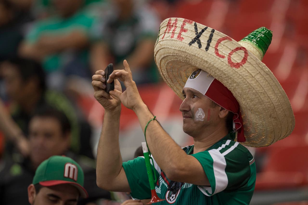 Aficionados de México y Honduras se dieron cita en el Estadio Azteca para apoyar a su selección. Gorros, penachos, sombreros y maquillaje fue sólo una parte del folclor.
