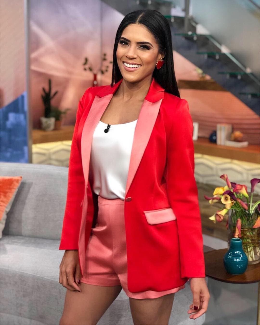 La vemos usando otro saco 'oversize' combinado con un top blanco y un pantalón corto, perfecto para salir por la noche en esta temporada.