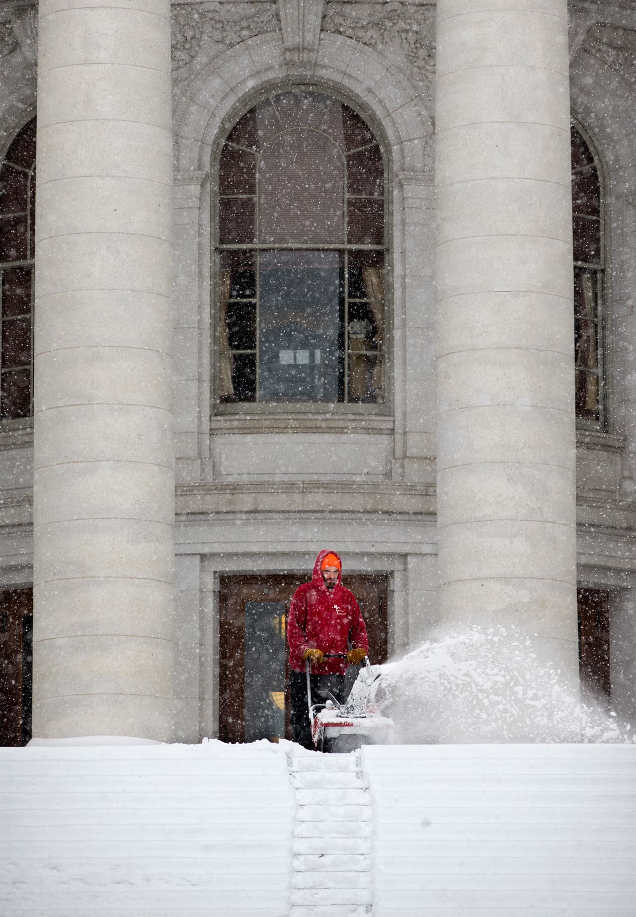 Chase Holmes elimina la nieve de los pasillos del Capitolio del Estado en Madison, Wisconsin